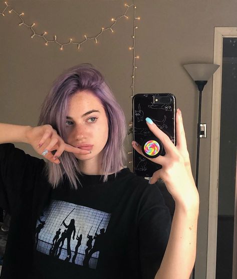 rlly wanna show off my new purple hair but i refuse to make myself look good rn just for an instagram pic so here are some mediocre pics… Short Purple Hair, Short Dyed Hair, Light Purple Hair, Purple Ombre Hair, Dyed Hair Pastel, Violet Hair, Lilac Hair, Lavender Hair, Hair Color Purple