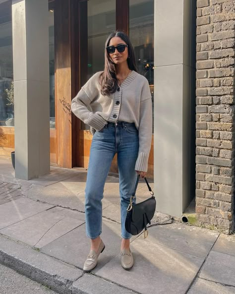 Beige Loafers Outfit, Gucci Loafers Outfit, Loafer Outfits, Chic Black Outfits, Loafers Outfit, Stylish Fall Outfits, Gucci Loafers, Trendy Sweaters, Causal Outfits