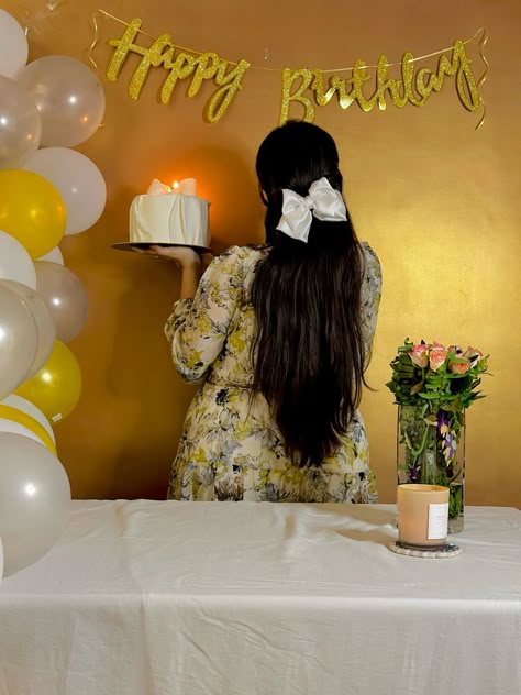 Birthday Photo Poses With Cake, Birthday Mood Board Aesthetic, Birthday Dps Girl, Cake Poses Photo Ideas, Birthday Poses With Friends, Simple Birthday Shoot Ideas, Photoshoot For Birthday, Birthday Poses With Cake, Birthday Poses For Instagram