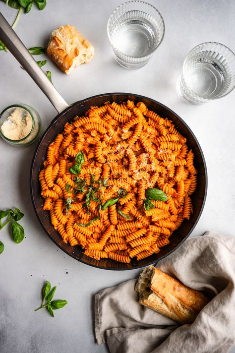 Inspired by Jon and Vinny, this Fusilli alla Vodka is one of the best easy Italian recipes! Creamy, sweet and delicious, your spicy Fusilli pasta with tomato and cream is ready to go in under 30 minutes. Top with basil, parmesan and your favorite protein, and enjoy. Spicy Fusilli Pasta, Thanksgiving Pasta Recipes, Fusilli Pasta Recipes, Thanksgiving Pasta, Fusilli Pasta Recipe, Easy Italian Recipes, Alla Vodka, Fusilli Pasta, Italian Recipes Easy