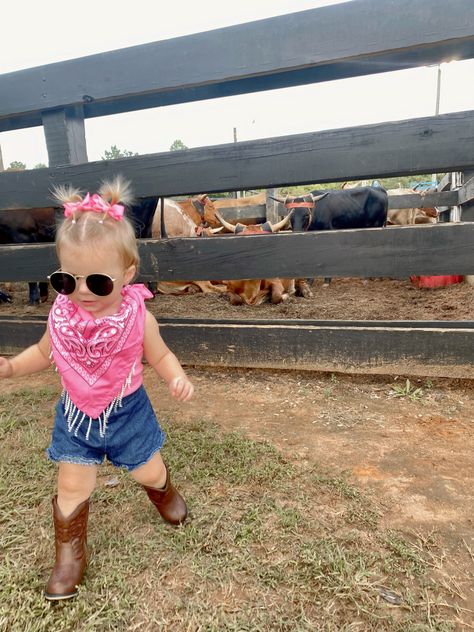 First Rodeo Birthday Party Girl Outfit, Cowgirl Birthday Outfit, Cowgirl Birthday Cakes, Baby Cowgirl Outfits, Baby First Birthday Themes, Rodeo Birthday Parties, Rodeo Outfit, Rodeo Girls