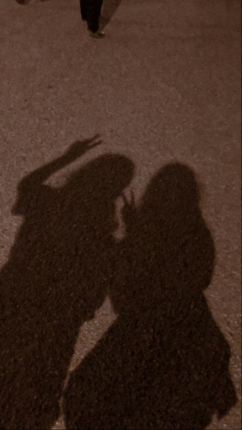 Shadow Picture, Photos With Friends, Photographie Indie, Shadow Pictures, Girly Pictures, Couple Videos, Cute Couple Videos, Billie Eilish, Human Silhouette