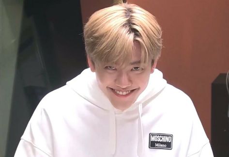 Smile Meme, Nct Memes, Wallpaper Kpop, Nct Dream Jaemin, Pretty Smile, 웃긴 사진, Cartoon Jokes, Meme Faces, Mark Lee