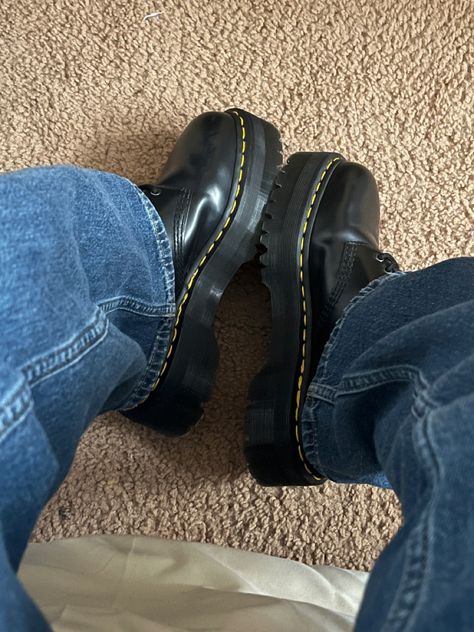 Martin Shoes, Dr Martens Shoes, Dr Martens Boots, Fashion Top Outfits, Student Fashion, Shoe Inspo, School Shoes, Fashion Fits, Pretty Shoes