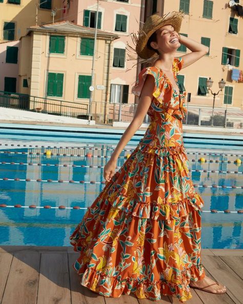 How To Dress Like An Italian Woman: Summer Edition Italian Fashion Summer, Italian Dresses, Italian Summer Outfits, Scarlett Dresses, Plum Dress, Italian Dress, European Summer Outfits, Italian Women, Vogue Russia