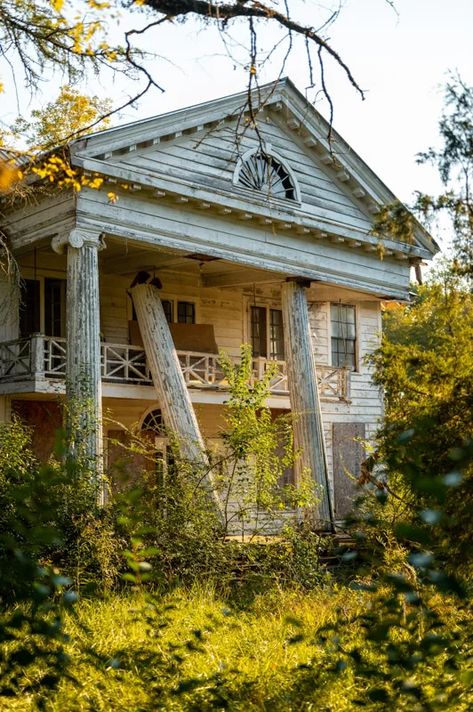 Haunted Places In Alabama, Haunted Houses For Sale, Abandoned Locations, Abandoned Mansion For Sale, Creepy Old Houses, Real Haunted Houses, Derelict Buildings, Alabama Travel, Abandoned Homes