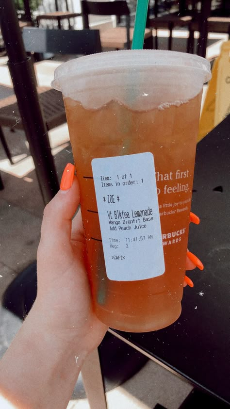 black tea lemonade w/ mango dragonfruit base & peach juice !! Tea Starbucks, Starbucks Drink Ideas, Starbucks Ideas, Starbucks Tea, Starbucks Hacks, Starbucks Drinks To Try, Drinks Starbucks, Secret Starbucks Recipes, Starbucks Drinks Diy