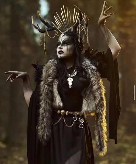 European Pagan Costumes, Norse Costume Women, Ren Fest Witch Costume, Fashion Witch Aesthetic, Occult Halloween Costume, Renfest Witch Costume, Druid Halloween Costume, Fae Ren Faire, Druidess Costume