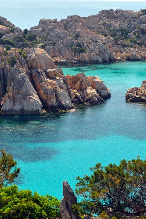 La #Sardaigne captive les voyageurs et les raisons en sont multiples : il y a son littoral éblouissant, d'abord, mais aussi son arrière-pays sauvage et montagneux, sa culture ancienne et originale ainsi que ses traditions. L'#île est trompeuse : petite sur la carte, elle est immense pour le voyageur qui découvre à chaque venue de nouveaux sentiers et de nouvelles p�épites. On vous montre notre sélection des 10 expériences pour découvrir la Sardaigne, hors des sentiers-battus. Zanzibar Travel, Zanzibar Beaches, Tanzania Travel, Montezuma, Monteverde, Travel Photography Inspiration, Voyage Europe, Summer Destinations, Destin Beach