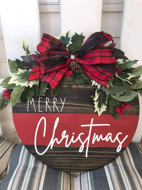 Wood Signs Christmas Holidays, Cricut Vinyl Christmas Projects, Wooden Wreath Ideas Christmas, Cricut Home Projects, Best Selling Crafts 2023, Cricut Sign Ideas, Christmas Door Hangers Diy, Wood Rounds Crafts, Christmas Cricut Crafts