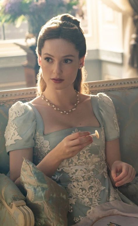 Bridgerton S3, Francesca Bridgerton, Hannah Dodd, Regency Aesthetic, Bridgerton Season 3, Holiday Party Themes, Teen Romance Books, Regency Dress, Regency Fashion