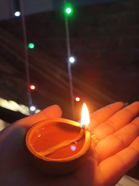 Diya Aesthetic Snap, Diya Diwali Aesthetic, Diwali Shopping Snap, Diya In Hand, Diwali Celebration Pictures, Happiest Diwali, Diwali Snap, Diwali Dp, Dushera Wishes