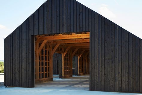 Black stain wood x raw timber Black barn built by Macdonald Wright at Caring Wood country house Country Villa, Contemporary Barn, Barn Garage, Black Barn, Modern Barn House, Barns Sheds, Barn Design, Casa Container, Shed Homes