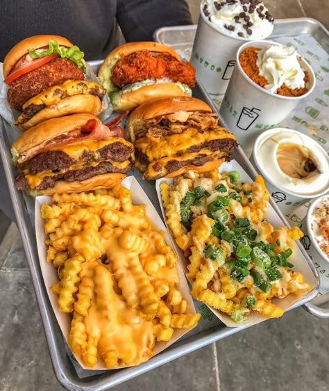 TRAVEL•TRAIN•FOOD on Instagram: “Which side would you pick? Left or right? 😍🍔🍟 Absolutely loved the new Roasted garlic mayo fries from @shakeshackuk 🙌🏻💚 Also, I haven’t had…” Aesthetic Fast Food, Shake Shack, Food Babe, Food Therapy, Yummy Comfort Food, Food Goals, Food Platters, Food Dessert, Food Obsession