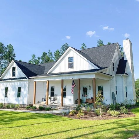 43 Ideas for a Farmhouse-Style Home Makeover | Extra Space Storage Vinyl Siding Ideas Exterior, Modern Farmhouse Exterior Colors, Modern Farmhouse Exterior Design, Exterior Farmhouse, Farmhouse Style Exterior, Farmhouse Makeover, Rustic Cottage Decor, Extra Space Storage, Farmhouse Exterior Design