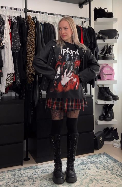 Goth Band Tee Outfit, Bring Me The Horizon Outfit, Modern Punk Outfits, Punk Princess Outfits, Rocker Concert Outfit, Slipknot Concert Outfit, Goth Rock Outfits, Grunge Club Outfits, Punk Rock Aesthetic Outfits