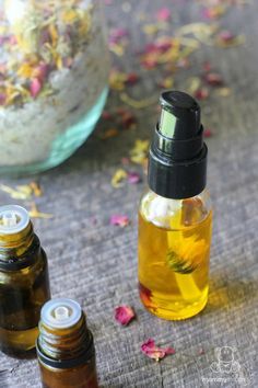 DIY Face Serum Recipe - This amazing face serum recipe promotes collagen production, hydrates and plumps skin, helps to even skin tone and fade brown spots, supports scar healing, soothes eczema and psoriasis, and makes skin glow! Diy Face Serum Recipe, Toner Recipes, Face Serum Recipe, Joululahjat Diy, Scar Healing, Serum Recipe, Oil Cleansing, Skin Glow, Face Hydration