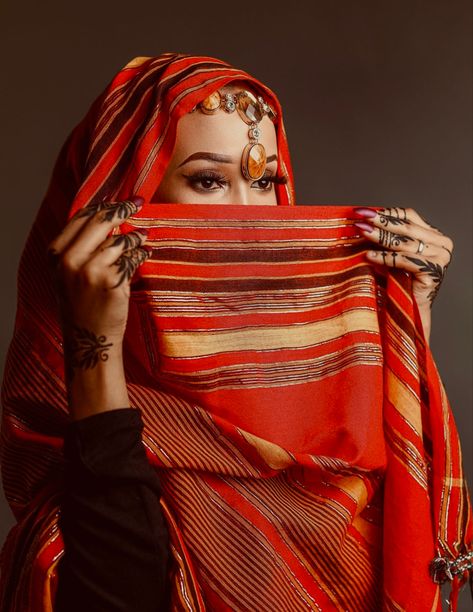 Somali Cultural Clothes, Sudanese Culture Aesthetic, Somali Traditional Clothing, Somali Makeup, Somali Fashion, Sudanese Clothing, Somali Clothes, Somali Clothing, Somali Culture