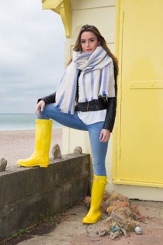 Yellow Hunter Boots Outfit, Wellington Boots Outfit, Yellow Hunter Boots, Rainwear Boots, Yellow Wellies, Rainboots Outfit, Rubber Boots Fashion, Ladies Wellies, Yellow Rain Boots