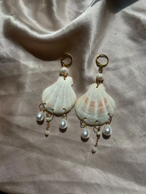 Mermaidcore seashell dangle tear drop earrings Seashells Jewelry Diy, Small Shell Crafts, Seashell Earrings Diy, Seashell Jewelry Ideas, Shell Earrings Diy, Mermaidcore Jewelry, Mermaid Clam Shell, Photograph Jewelry, Dangle Earrings Diy