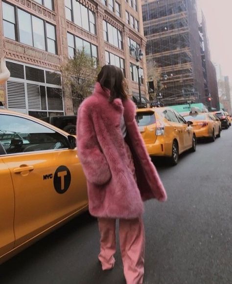 What Are The Benefits Of Doing A Fashion Internship Abroad Pink Fur Coat Outfit, Fur Coat Street Style, Weird Fashion Trending, Fur Street Style, Internship Fashion, Pink Faux Fur Coat, Pink Fur Coat, Fur Coat Outfit, Coat Street Style