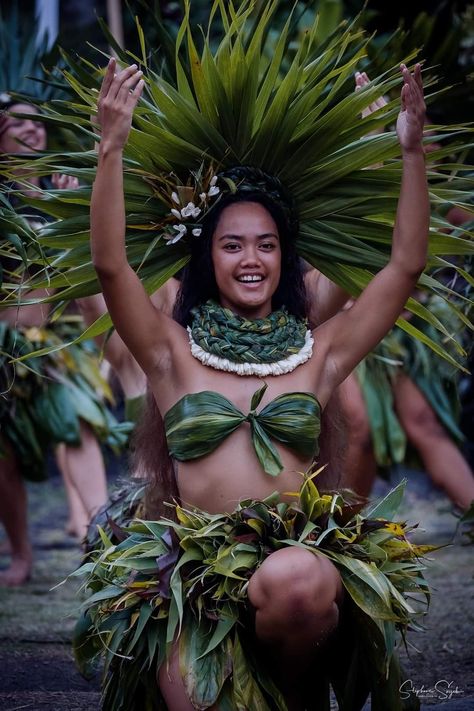 Samoan Village, Hawaii Culture, Cultural Costumes, Samoan People, Polynesian Women, Tahitian Costumes, Polynesian Dance, Hawaiian Woman, Polynesian Designs