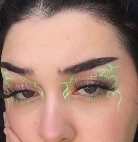 Leaf Eyeliner, Makeup Vert, Green Eyeliner Makeup, Eyeliner Graphic, Rock Makeup, Ball Makeup, Eye Makeup Images, Graphic Makeup, Work Makeup