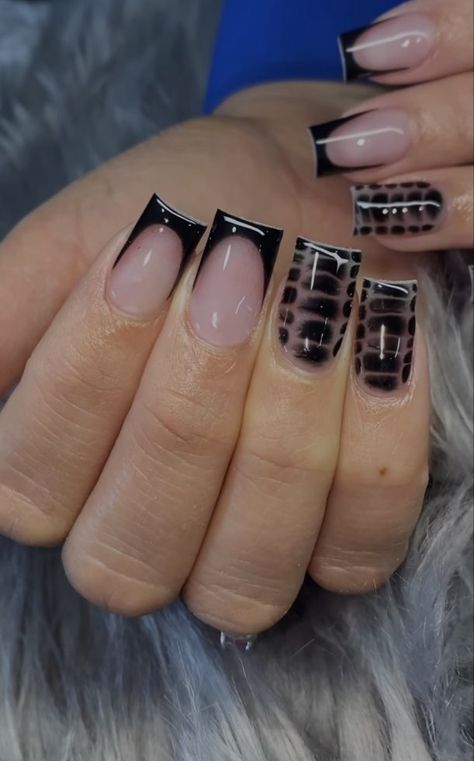 black nails Black Medium Nails Acrylic, Nail Design Small Nails, Cute Medium Length Nails Acrylic, Shirt Black Nail Designs, Short Black Acrylics With Design, Cute Square Nails Design, Black Design Nails Square, Baddie Gel Nails Short, Short Acrylic Nails Cross