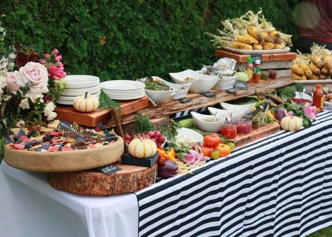 tacobar engagement party Engagement Party Buffet Ideas, Elegant Taco Bar Party Ideas, Engagement Party Taco Bar, Chic Taco Bar, Engagement Party At Home Food, Easy Engagement Party Food, Engagement Party Menu Ideas Food, Taco Bar Engagement Party, Engagement Party Taco Theme