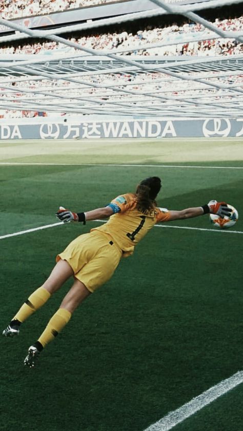 Soccer Asthetic Goalie, Football Goalkeeper Aesthetic, Goalie Soccer Aesthetic, Soccer Training Aesthetic, Soccer Goalie Aesthetic, Womens Soccer Aesthetic, Women Goalkeeper, Goalkeeper Aesthetic, Best Soccer Shoes