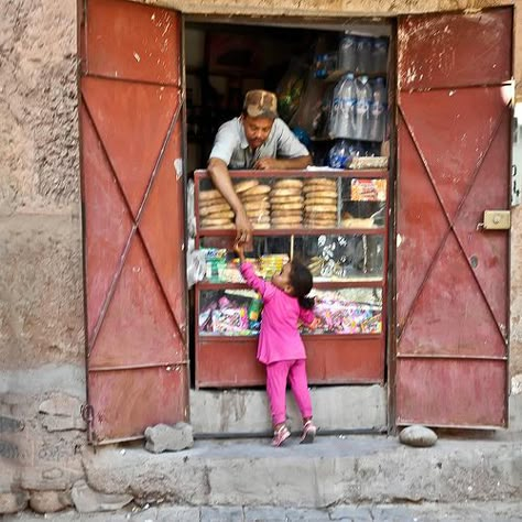 Here's your candy! Morocco Childhood Photography, Moroccan Aesthetic, Childhood Memories Art, Childhood Memories 90s, Old Egypt, Arab Culture, Moroccan Culture, Kids Around The World, India Photography