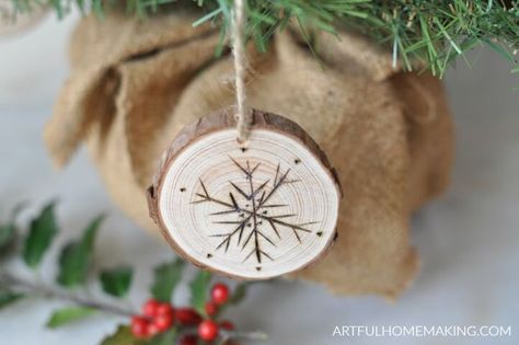 wood slice christmas ornaments Simple Wood Burning, Wood Slice Christmas Ornaments, Wood Slice Christmas, Cinnamon Ornaments, Wood Burn Designs, Simple Snowflake, Wood Burning Tool, Christmas Ornaments Diy, Country Christmas Decorations