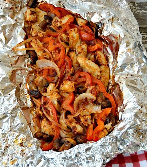 Chicken Camping Recipes Campfire Dinner Recipes, Vegetarian Camping Recipes, Camp Cooking Recipes, Camping Dessert Recipes, Foil Pack Meals, Camping Dishes, Foil Dinners, Camping Desserts, Foil Packet Meals