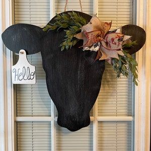 Cow Door Hanger, Farm Door, Cow Craft, Western Crafts, Door Signs Diy, Farmhouse Crafts, Front Door Sign, Cow Decor, Wood Door Hangers