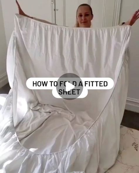 Effective Spaces, Folding Fitted Sheets, Packing Hacks Clothes, How To Fold Towels, Clothes Organization Diy, Úložný Box, Organisation Hacks, Organization Decor, How To Fold