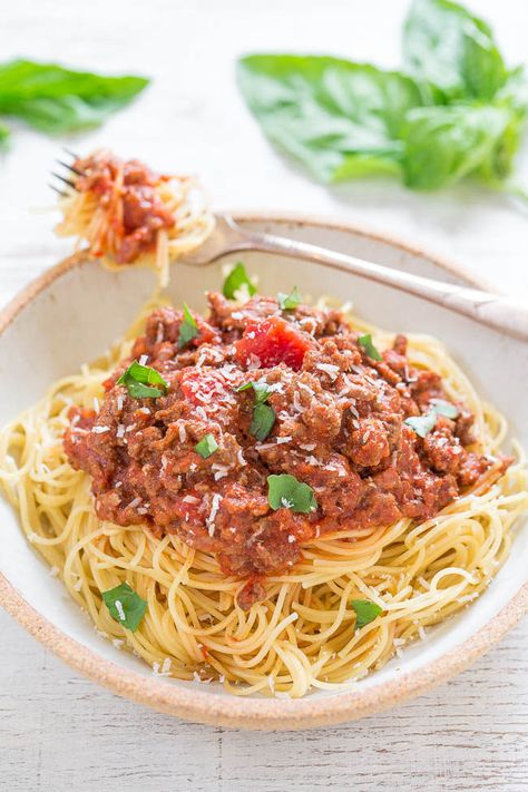 Easy 15-Minute Spaghetti - Fast, easy, full of flavor, and hearty!! Perfect for busy weeknights when you need to get dinner on the table quickly! Everyone loves spaghetti!! Best Homemade Spaghetti Sauce, Pasta Puttanesca Recipe, Sausage Slow Cooker, Homemade Spaghetti Sauce Easy, Best Spaghetti Sauce, Makanan Cepat Saji, Spaghetti Recipes Easy, Italian Sausages, Simple Spaghetti