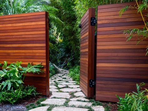 Modern Wood Fence, Tor Design, Wood Fence Design, Fence Gate Design, Modern Fence Design, Privacy Fence Designs, Ipe Wood, Horizontal Fence, Front Yard Fence