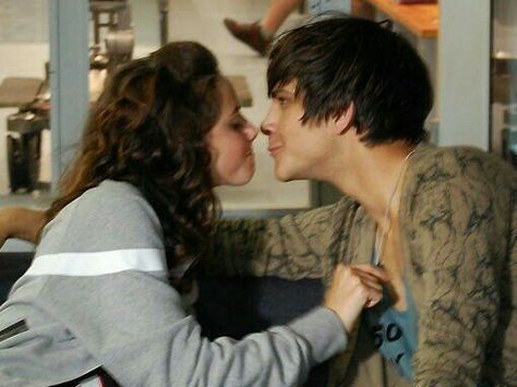 Effy and Freddy // Skins Skins Generation 2, Effy And Freddie, Effy Stonem Style, Luke Pasqualino, Skin Aesthetics, Skins Uk, Kaya Scodelario, Cute Relationship Goals, Paros