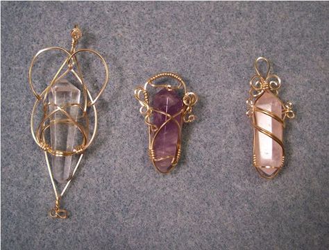 Clear quartz, rose quartz and amethyst in 14K gold-filled, bright copper, and Argentium silver wire. Crystal 101, Crystal Wrapping, Crystal Jewelry Diy, Wire Wrap Jewelry Designs, Wire Wrapped Jewelry Diy, Wire Wrapped Jewelry Tutorials, Wire Jewelry Designs, Wire Wrapping Crystals, Wire Wrapping Stones