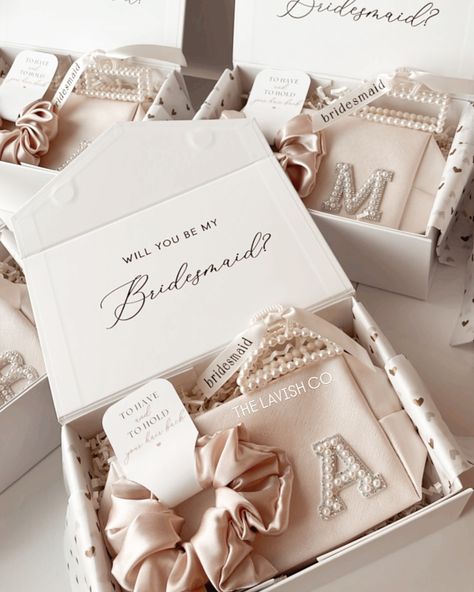 Swipe left to take a peak inside one of our most popular bridesmaids proposal boxes 🤍 ✨ Did you know? In our shop, you can put together your own look from a variety of options – whether you need a full set or just a single item, it’s completely up to you! With the flexibility to create exactly what you need, we’re here to make it easy. Just send us a DM to order and get started! Happy planning, CiCi - The Lavish Co. 🎀 #bridesmaids #bridesmaidproposal #bridesmaidproposalbox #willyoubemybr... Bridesmaid Proposal Items, Bridesmaid Baskets Gift, Will You Be My Bridesmaid Boxes, Will You Be My Bridesmaid Gifts Ideas, Bridesmaid Proposal Brunch Ideas, Classy Bridesmaid Proposal, Bridesmade Proposals Ideas, Bridemaids Proposals Gift Ideas, Proposal Boxes For Bridesmaids