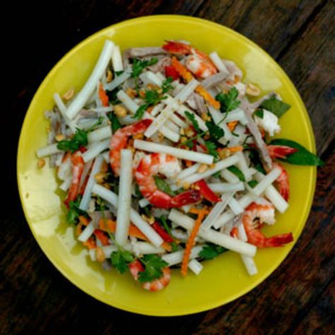 The jarred white lotus roots or stems for this crisp, tart-sweet salad can be found at many Chinese, Thai, and Vietnamese markets. Vietnamese Lotus Root Salad, Root Salad, Vietnamese Salad, Sweet Salad, Salad Meals, Exotic Recipes, Vietnamese Foods, Boba Shop, Asian Dish