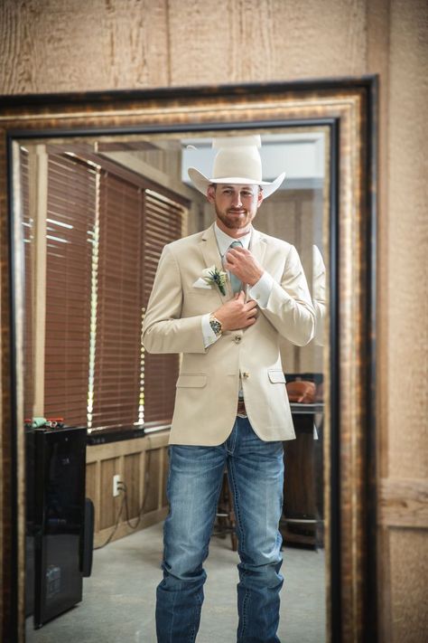 Mens Western Outfits, Western Groomsmen, Cowboy Wedding Attire, Country Groom Attire, Groom In Jeans, Country Wedding Groomsmen, Country Wedding Attire, Cowboy Groom, Casual Groom Attire