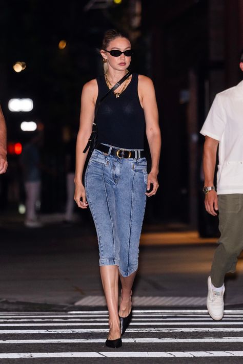 Gigi Hadid Takes the Most Divisive French-Girl Style Staple for a Spin | Vogue Denim Capri Outfit, Kendall Jenner Instagram, Capri Outfits, Denim Capri Pants, Cooler Style, Denim Capri, Pedal Pushers, French Girl Style, Rachel Bilson