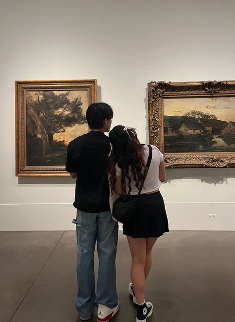 Aesthetic Couple Fits, Couple At Museums, Art Gallery Couple Photos, Art Museum Couple Pictures, Museum Photo Ideas Couple, Art Gallery Couple Aesthetic, Art Gallery Aesthetic Poses, Couple In Art Gallery, Art Gallery Pose Ideas