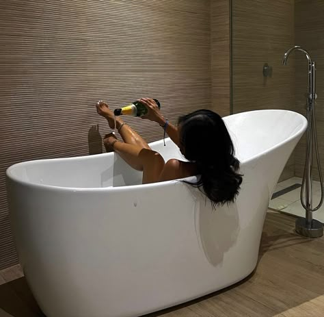 Tub Birthday Photoshoot, Tub Photoshoot Ideas Black Women, Hotel Picture Ideas, Bath Tub Aesthetic, Black Woman Luxury Aesthetic, Bathtub Aesthetic, Hotel Staycation, Shower Photoshoot, Create Your Dream Life