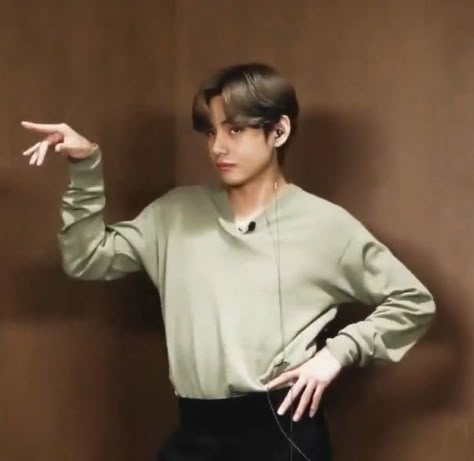 Sassy Poses, Sassy Diva, Baby Taehyung, Afraid To Lose You, Taehyung Funny, Bts Kim Taehyung, Bts Meme, Memes Bts, Meme Faces