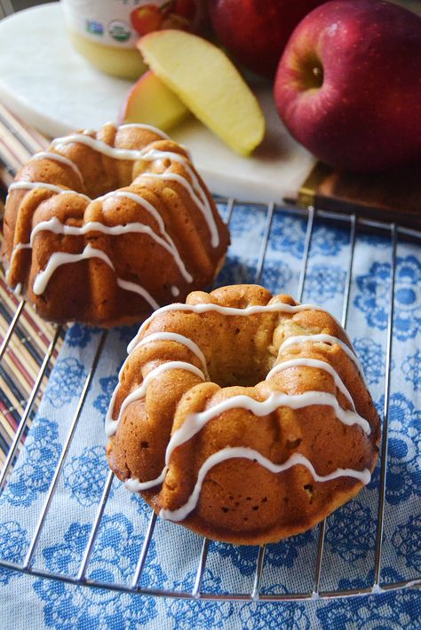 Apple Bundt Cake Recipes, Vegan Apple Cake, Apple Cream Cheese, Apple Bundt Cake, Shugary Sweets, Apple And Peanut Butter, Apple Spice, Mini Bundt Cakes, Apple Cake Recipes