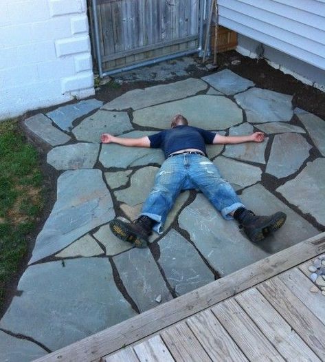 One man, one day, one brand new flagstone patio. Driveways Landscaping, Flagstone Patio Ideas, Flagstone Patio Design, Flag Stone, Slate Patio, Building A Patio, Paver Designs, Diy Crate, Flagstone Patio