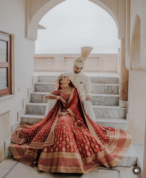 Wedding Dress For Bride And Groom, Engagement Photoshoot Pakistani, Shaadi Couple Photo, Outdoor Wedding Shoot Ideas, Couple Wedding Poses Romantic, Indian Wedding Picture Ideas, Pakistani Wedding Photography Poses, Wedding Photography Pakistani, Desi Wedding Poses