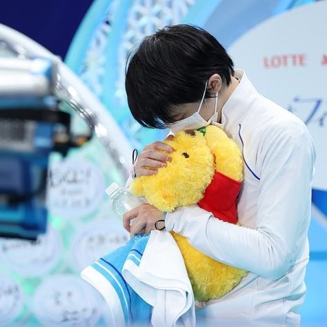 yuzuru hanyu hugging his winnie the pooh <3 Yuzuru Hanyu Pooh, Ice Show, Yuzuru Hanyu, Hanyu Yuzuru, Pooh Bear, Figure Skater, Ice Skating, Figure Skating, Winnie The Pooh